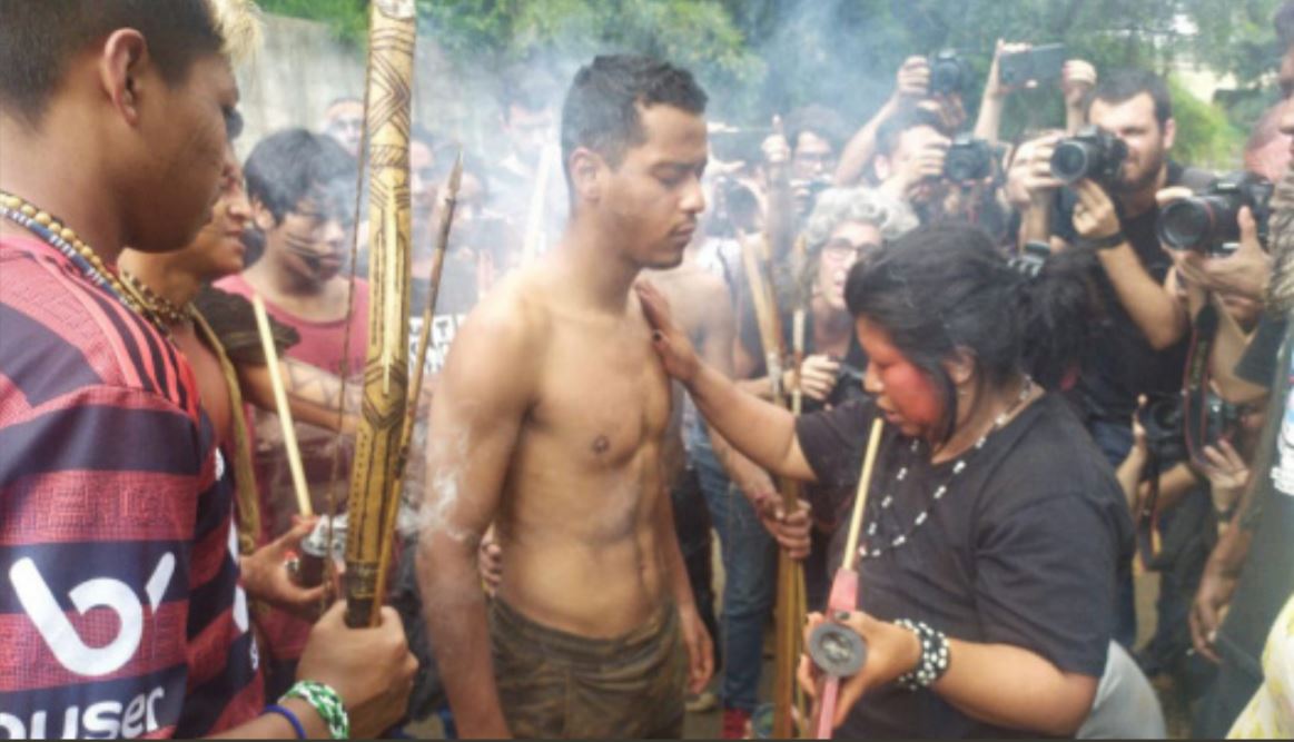 The Guarani Mbya prepares for the confrontation during their protests against the real estate developer, Tenda Negócios Imobiliários. (Photo: Aleandro Silva/Cimi Regional Sul)