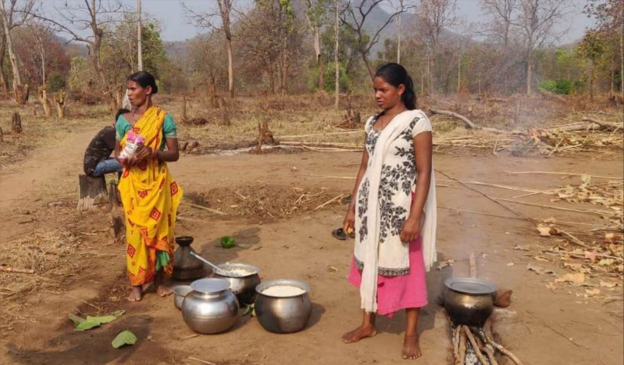 Kondh Adivasi women cook their food in the open following the destruction of their houses by the Bhawanipatna Southern Forest Rangers. (Photo: Sidhart Nayak)