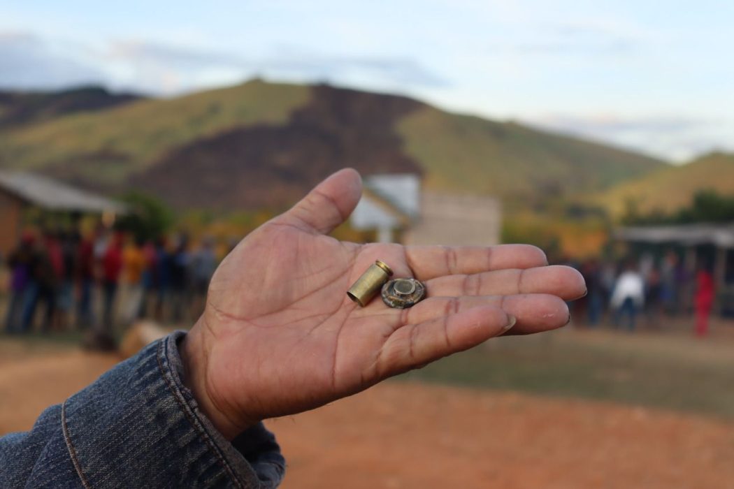 Indígena mostra um dos resíduos do armamento utilizado pela PM no ataque à comunidade Tabatinga, na Terra Indígena Raposa Serra do Sol. Foto: Conselho Indígena de Roraima. Image Source